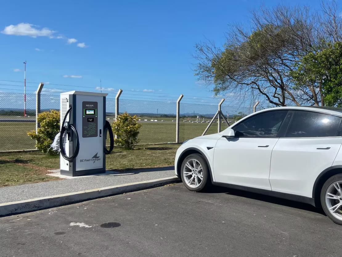 Carregador DC Fast Charger Afax Power com Tesla ao ar livre